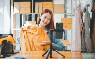 KOBİ sahibi video kaydetmek için akıllı telefonu ve tableti kullanıyor. vlog ve mağazasında canlı yayın, KOBİ iş konsepti, online alışveriş.