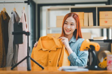 KOBİ sahibi video kaydetmek için akıllı telefonu ve tableti kullanıyor. vlog ve mağazasında canlı yayın, KOBİ iş konsepti, online alışveriş.