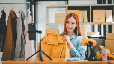 KOBİ sahibi video kaydetmek için akıllı telefonu ve tableti kullanıyor. vlog ve mağazasında canlı yayın, KOBİ iş konsepti, online alışveriş.