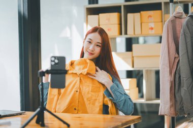 KOBİ sahibi video kaydetmek için akıllı telefonu ve tableti kullanıyor. vlog ve mağazasında canlı yayın, KOBİ iş konsepti, online alışveriş.