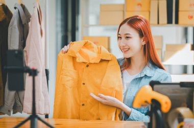 KOBİ sahibi video kaydetmek için akıllı telefonu ve tableti kullanıyor. vlog ve mağazasında canlı yayın, KOBİ iş konsepti, online alışveriş.