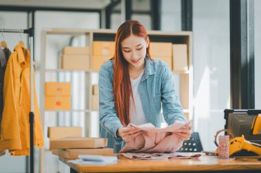 Çevrimiçi küçük işletme sahipleri sipariş ettikleri ürünleri çevrimiçi alışveriş kutusuna koyuyorlar.
