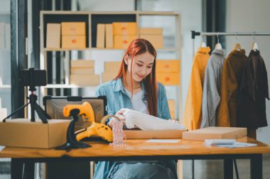 Çevrimiçi küçük işletme sahipleri sipariş ettikleri ürünleri çevrimiçi alışveriş kutusuna koyuyorlar.