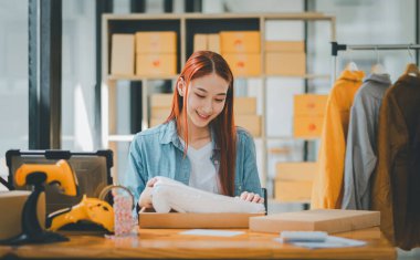 Çevrimiçi küçük işletme sahipleri sipariş ettikleri ürünleri çevrimiçi alışveriş kutusuna koyuyorlar.