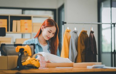 Çevrimiçi küçük işletme sahipleri sipariş ettikleri ürünleri çevrimiçi alışveriş kutusuna koyuyorlar.