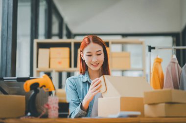 Başlangıçta küçük işletme sahipleri paketleme makinesi tutuyordu ve müşterilere çevrimiçi konsept alışveriş yapmak için karton kutuları bant ile mühürlüyorlardı.