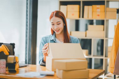 Başlangıçta küçük işletme sahipleri paketleme makinesi tutuyordu ve müşterilere çevrimiçi konsept alışveriş yapmak için karton kutuları bant ile mühürlüyorlardı.