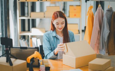 Başlangıçta küçük işletme sahipleri paketleme makinesi tutuyordu ve müşterilere çevrimiçi konsept alışveriş yapmak için karton kutuları bant ile mühürlüyorlardı.