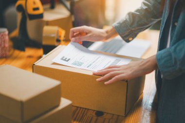 başlangıçta genç bayan küçük işletme sahipleri karton kutulara nakliye etiketleri ya da müşteri siparişleri-konsept alışverişi için paketler ekliyorlardı.