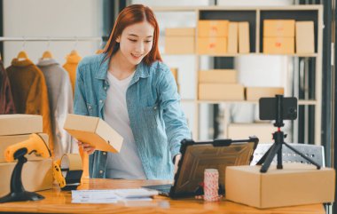 Küçük işletme sahipleri siparişlerini kontrol ediyor. Müşterilerin sipariş verdiği - konsept alışverişi