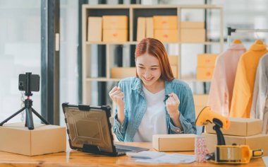 Küçük işletme sahipleri Online Retailers seviniyor ve çevrimiçi müşterilerden gelen siparişlerden memnun. İnternet üzerinden konsept alışverişi