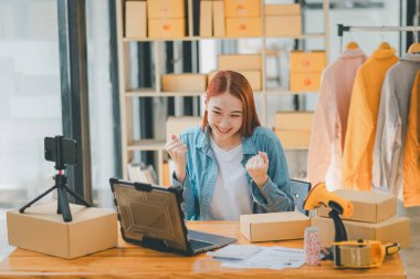 Küçük işletme sahipleri Online Retailers seviniyor ve çevrimiçi müşterilerden gelen siparişlerden memnun. İnternet üzerinden konsept alışverişi