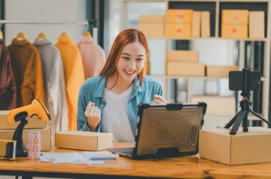 Küçük işletme sahipleri Online Retailers seviniyor ve çevrimiçi müşterilerden gelen siparişlerden memnun. İnternet üzerinden konsept alışverişi