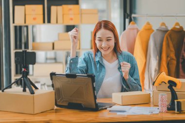 Küçük işletme sahipleri Online Retailers seviniyor ve çevrimiçi müşterilerden gelen siparişlerden memnun. İnternet üzerinden konsept alışverişi