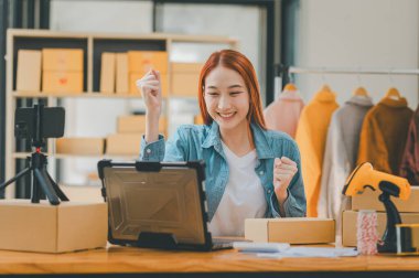 Küçük işletme sahipleri Online Retailers seviniyor ve çevrimiçi müşterilerden gelen siparişlerden memnun. İnternet üzerinden konsept alışverişi