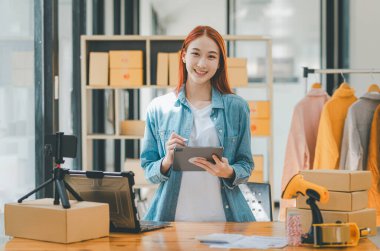 Küçük işletme sahipleri siparişlerini kontrol ediyor. Müşterilerin sipariş verdiği - konsept alışverişi