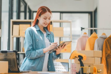 Küçük işletme sahipleri siparişlerini kontrol ediyor. Müşterilerin sipariş verdiği - konsept alışverişi
