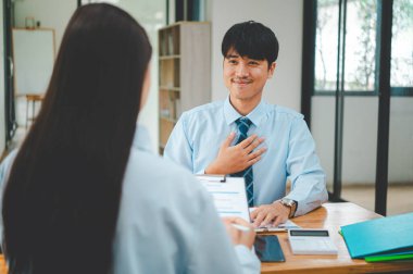 İş başvurusunda bulunan kişi, iş başvurusu için İnsan Kaynakları Müdürüne özgeçmiş belgesi gönderdikten sonra iş görüşmesi için kendisini tanıttı..