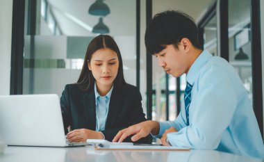 Analiz, kavramsal analiz ve iş planlaması için grafik şarj ederek ofiste birlikte çalışan ve iletişim kuran bir grup iş adamı