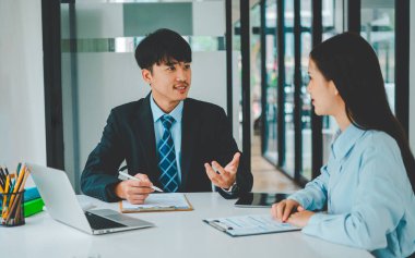 İnsan Kaynakları Müdürü İş Görüşmeleri, iş arayanlarla şirkette işe alınmak üzere başvuru formundaki geçmişleri ve deneyimleriyle ilgili olarak yürütülüyor..