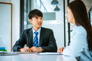 İnsan Kaynakları Müdürü İş Görüşmeleri, iş arayanlarla şirkette işe alınmak üzere başvuru formundaki geçmişleri ve deneyimleriyle ilgili olarak yürütülüyor..