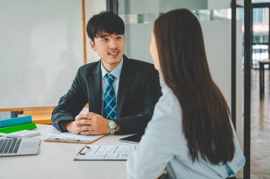 İnsan Kaynakları Müdürü İş Görüşmeleri, iş arayanlarla şirkette işe alınmak üzere başvuru formundaki geçmişleri ve deneyimleriyle ilgili olarak yürütülüyor..