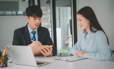 İnsan Kaynakları Müdürü İş Görüşmeleri, iş arayanlarla şirkette işe alınmak üzere başvuru formundaki geçmişleri ve deneyimleriyle ilgili olarak yürütülüyor..