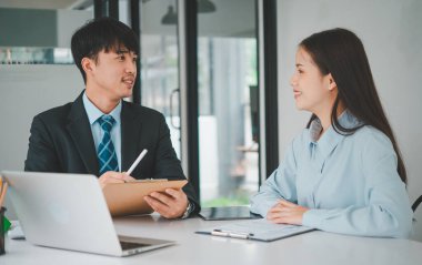 İnsan Kaynakları Müdürü İş Görüşmeleri, iş arayanlarla şirkette işe alınmak üzere başvuru formundaki geçmişleri ve deneyimleriyle ilgili olarak yürütülüyor..