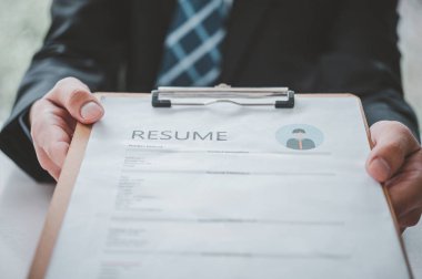 Asyalı gençler işe başvurmak için özgeçmiş tutuyor
