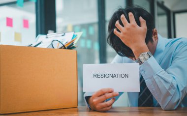 Genç şirket çalışanı, yeni bir iş bulmak için işten ayrıldıktan sonra, şirketten kovulduğunu veya iş sözleşmesinin sona erdiğinde işsiz kaldığını vurguladı.