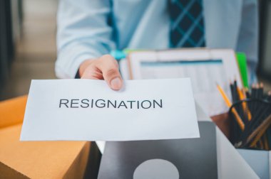 Yeni bir iş bulmak için işten istifa ettikten sonra, işten atıldıktan ya da iş sözleşmesinin süresi dolduktan sonra istifa mektubunu elinde tutarak işsiz kalmakla sonuçlandı.