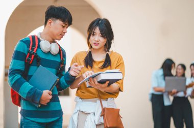 Bir grup genç üniversite öğrencisi ödev yaparken danışmanlık yapıyor, araştırma planında işbirliği yapıyor kavramları ve stratejileri tartışıyorlar. Dizüstü bilgisayarlarda ve tablet bilgisayarlarda sunumları hazırlayın.