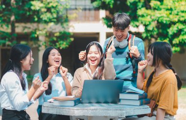 Bir grup öğrenci, beklentilerini karşılayan veya aşan bir rapor veya ödev bekledikten sonra seviniyor.
