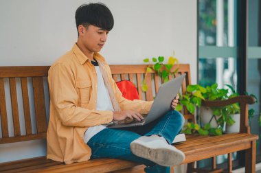 Öğrenciler, üniversite bölgesindeki dizüstü bilgisayarlardan araştırma yapıp bilgi topluyorlar..