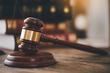 Hukuk tema, Yargıç, icra memurları, kanıta dayalı durumları ve dikkate alınan belgeler çekiç.