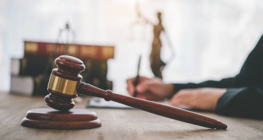 Hukuk tema, Yargıç, icra memurları, kanıta dayalı durumları ve dikkate alınan belgeler çekiç.