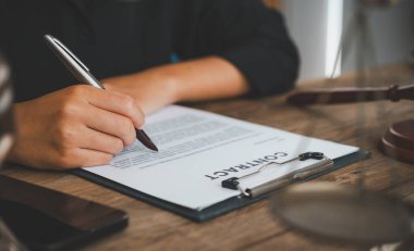 Hukuk tema, Yargıç, icra memurları, kanıta dayalı durumları ve dikkate alınan belgeler çekiç.