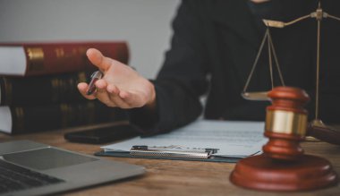 Hukuk tema, Yargıç, icra memurları, kanıta dayalı durumları ve dikkate alınan belgeler çekiç.