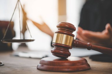 Hukuk tema, Yargıç, icra memurları, kanıta dayalı durumları ve dikkate alınan belgeler çekiç.