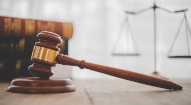 Hukuk tema, Yargıç, icra memurları, kanıta dayalı durumları ve dikkate alınan belgeler çekiç.