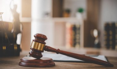 Hukuk tema, Yargıç, icra memurları, kanıta dayalı durumları ve dikkate alınan belgeler çekiç.