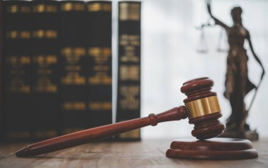 Hukuk tema, Yargıç, icra memurları, kanıta dayalı durumları ve dikkate alınan belgeler çekiç.