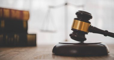 Hukuk tema, Yargıç, icra memurları, kanıta dayalı durumları ve dikkate alınan belgeler çekiç.