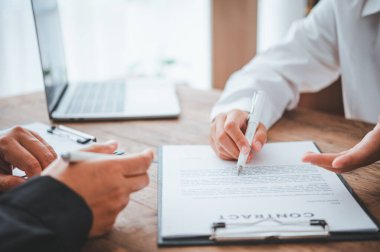 İş adamı, sözleşmeyi imzalamak için müzakere, danışmanlık ve açıklama yapıyor..