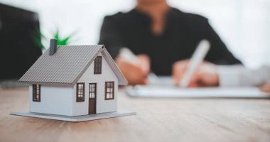 Satış elemanı konsepti ev anahtarları, yeni ev anahtarları, yeni ev alımı. Emlak için kredi anlaşması, emlak için kredi anlaşması, gayrimenkul için kredi anlaşması
