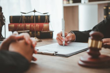 Avukatlar veya hukuk uzmanları iş sözleşmeleri imzalama konusunda tavsiye ve tavsiyelerde bulunurlar. Ya da vatandaşlara ya da iş adamlarına emlak ticareti