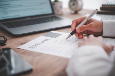 İnsanlar iş başvurusu formlarını doldurmadan önce iş başvurularını gözden geçiriyorlar..