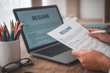 İnsanlar iş başvurusu formlarını doldurmadan önce iş başvurularını gözden geçiriyorlar..