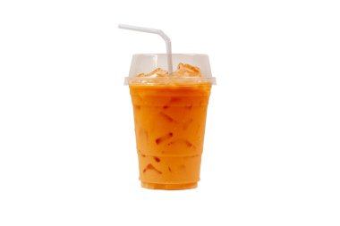 Beyaz arka planda bir bardak Thai buzlu çayı.