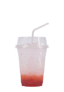 Plastik bardakta taze çilek ve soda, sağlıklı beslenmek, beyaz arka planda izole olmak.